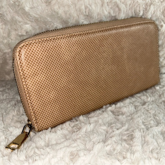 No Brand. Textured Tan Zip-Around Wallet - Picture 1 of 2